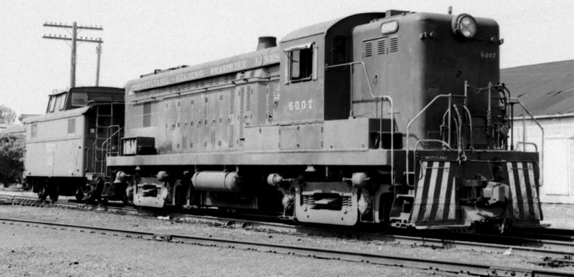 The PRSL locomotive #6007 and cabin car (caboose) waiting on an industrial siding in West Collingswood in the 1960s. 